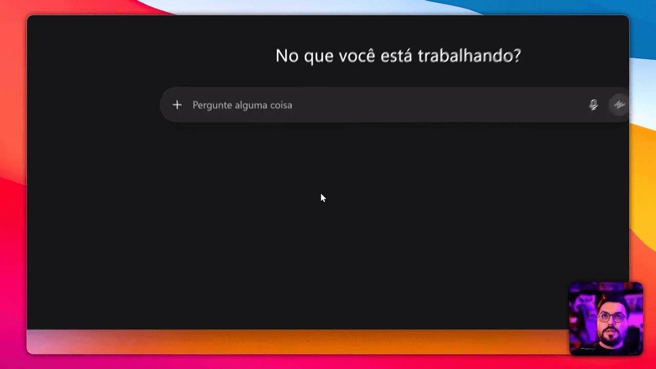 Tela do chat com texto grande 'No que você está trabalhando?' e o campo de input 'Pergunte alguma coisa' em destaque.